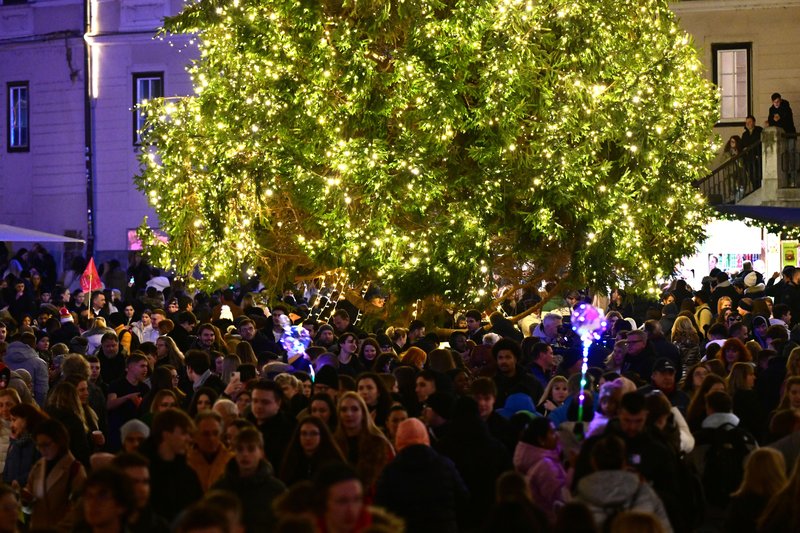 prižig lučk lučke okrasitev prazniki Ljubljana