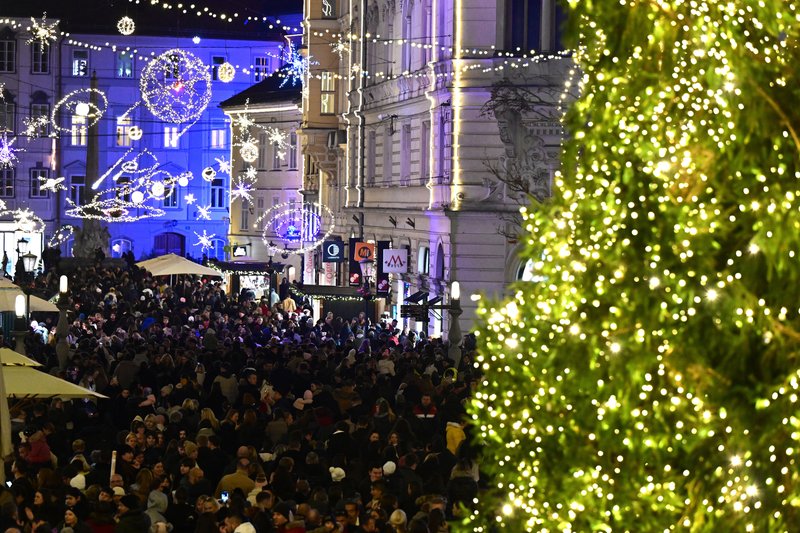 prižig lučk lučke okrasitev prazniki Ljubljana