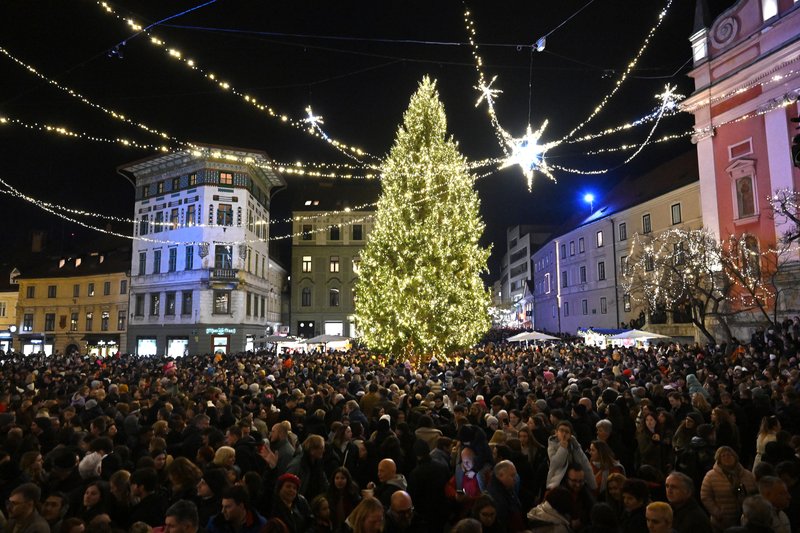 prižig lučk lučke okrasitev prazniki Ljubljana