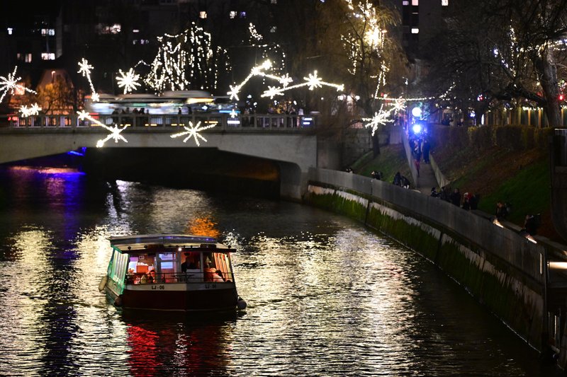 prižig lučk lučke okrasitev prazniki Ljubljana