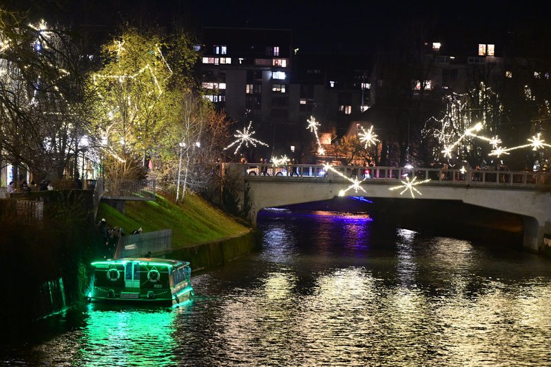 prižig lučk lučke okrasitev prazniki Ljubljana