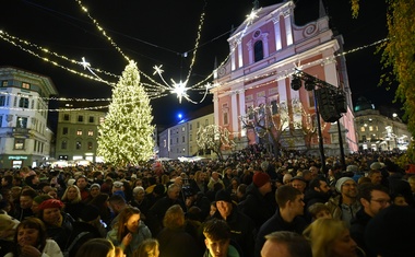 Ljubljana je zažarela v prazničnih lučkah: poglejte, kako čarobna je prestolnica (FOTO in VIDEO)