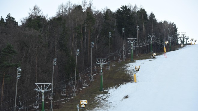 Velika sprememba glede uporabe dveh pomembnih parkirišč pri obleganem slovenskem smučišču (foto: Miloš Vujinović/Bobo)