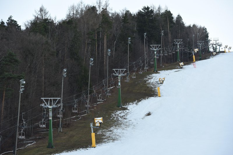 Velika sprememba glede uporabe dveh pomembnih parkirišč pri obleganem slovenskem smučišču (foto: Miloš Vujinović/Bobo)