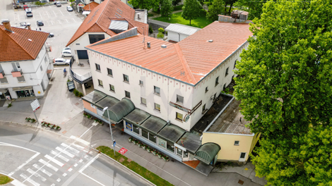 Nekoč priljubljen hotel na Dolenjskem doživel klavrn konec, zdaj ga prodajajo po zasoljeni ceni