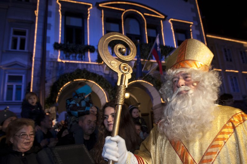 Praznični duh zaživel: Miklavž obdaruje, prinaša toplino decembra, odpira drsališča in prižiga luči  (preverite, katera mesta bo obiskal) (foto: BOBO/ZIGA ZIVULOVIC JR.)