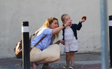 Amber Heard se umaknila iz sojev žarometov in se posveča le svoji družini.