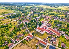 Nedaleč od nas ponujajo hiše za trinajst centov, v mestece prihajajo družine z vsega sveta