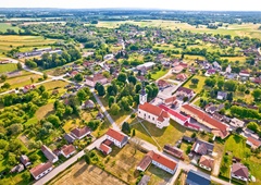 Nedaleč od nas ponujajo hiše za trinajst centov, v mestece prihajajo družine z vsega sveta