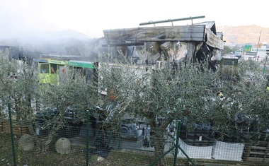 Ognjeni zublji zajeli kmetijsko zadrugo v Luciji, gost dim prekril okolico (FOTO)