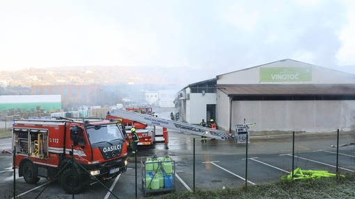 Skoraj do tal pogorela primorska trgovina: namesto pomoči naj bi zaposleni dobili odpovedi