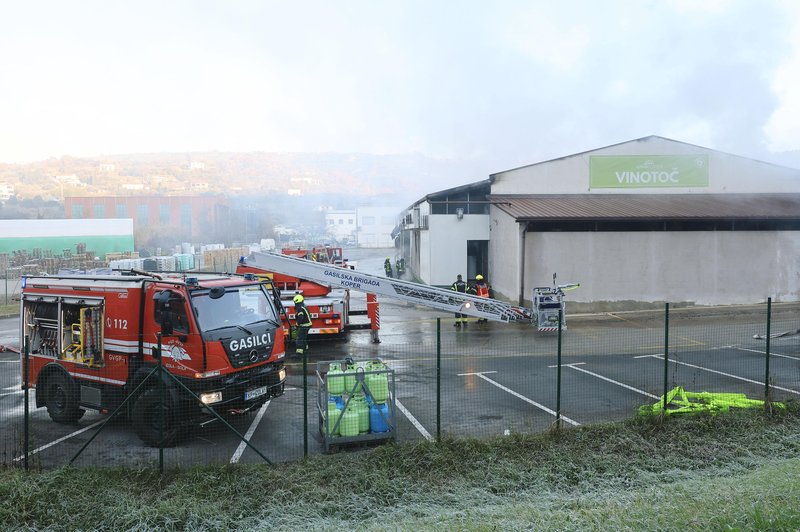 Skoraj do tal pogorela primorska trgovina: namesto pomoči naj bi zaposleni dobili odpovedi (foto: FA BOBO)