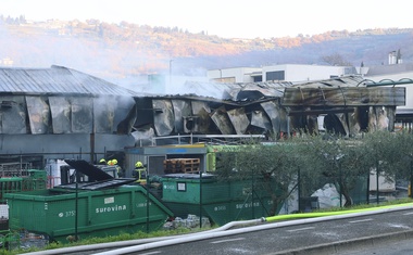 Ognjeni zublji zajeli kmetijsko zadrugo v Luciji, gost dim prekril okolico (FOTO)