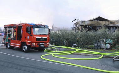 Ognjeni zublji zajeli kmetijsko zadrugo v Luciji, gost dim prekril okolico (FOTO)