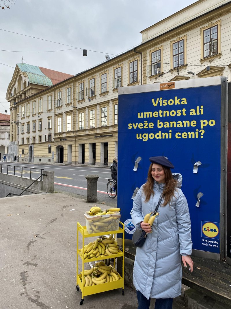 Lidl Slovenija z inovativno kampanjo "Visoka umetnost ali sveže banane po ugodni ceni?" med mimoidoče deli svežino in kakovost