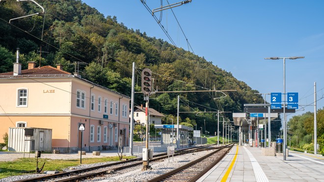 Železniška postaja Laze z novo podobo: sodoben prostor za potnike, vreden skoraj 7 milijonov evrov (FOTO) (foto: Gov.si/Ivan Marjanovć)