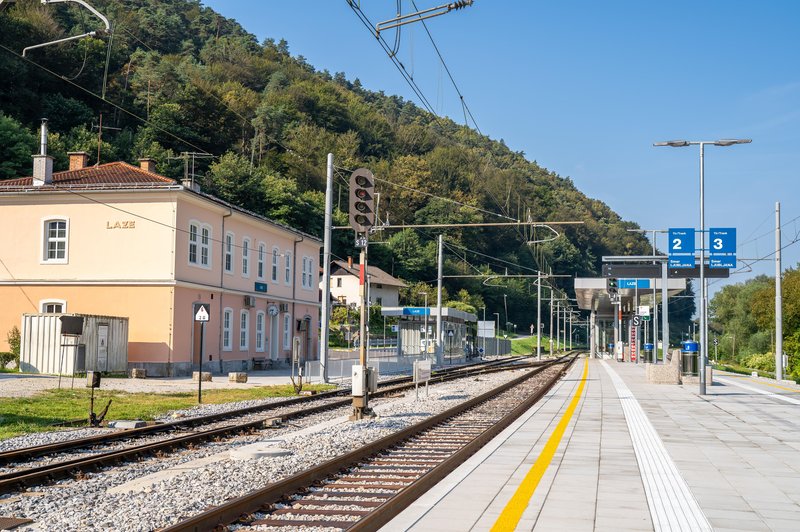 Železniška postaja Laze z novo podobo: sodoben prostor za potnike, vreden skoraj 7 milijonov evrov (FOTO) (foto: Gov.si/Ivan Marjanovć)