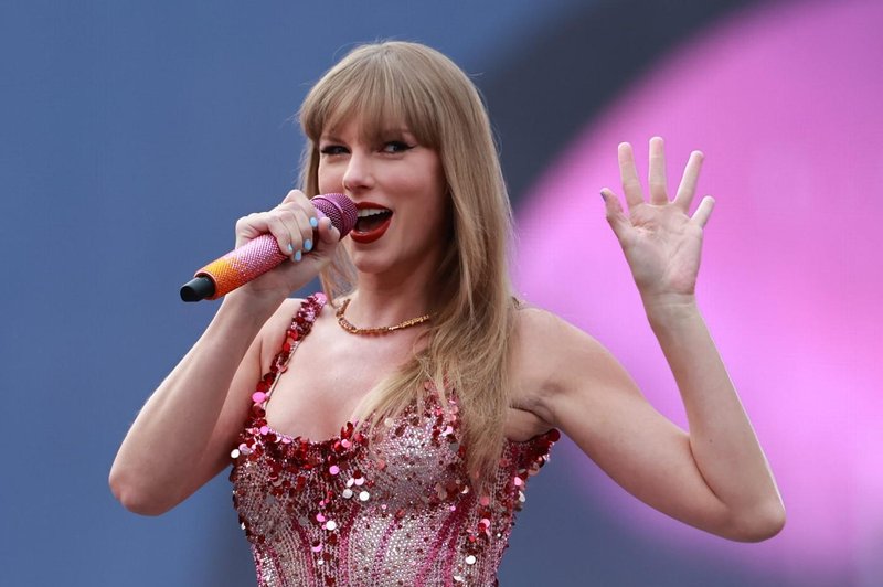 Priljubljena zvezdnica Taylor Swift podelila velikodušno nagrado (foto: Profimedia)