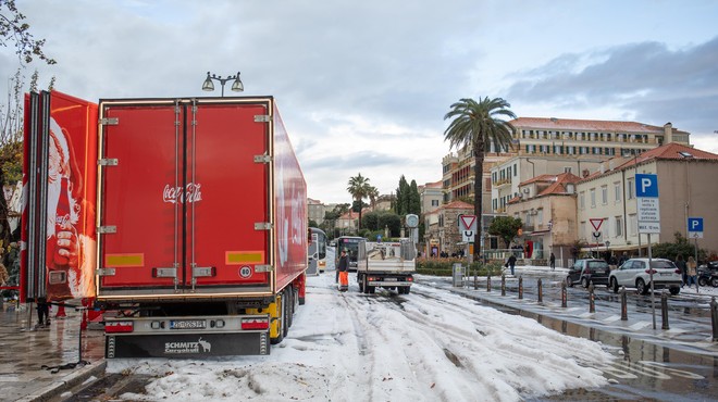 Neurje prineslo sneg v mesto, kjer tega sploh niso pričakovali: ulice starega mestnega jedra postale drsališče (FOTO) (foto: BOBO/Grgo Jelavic/PIXSELL)