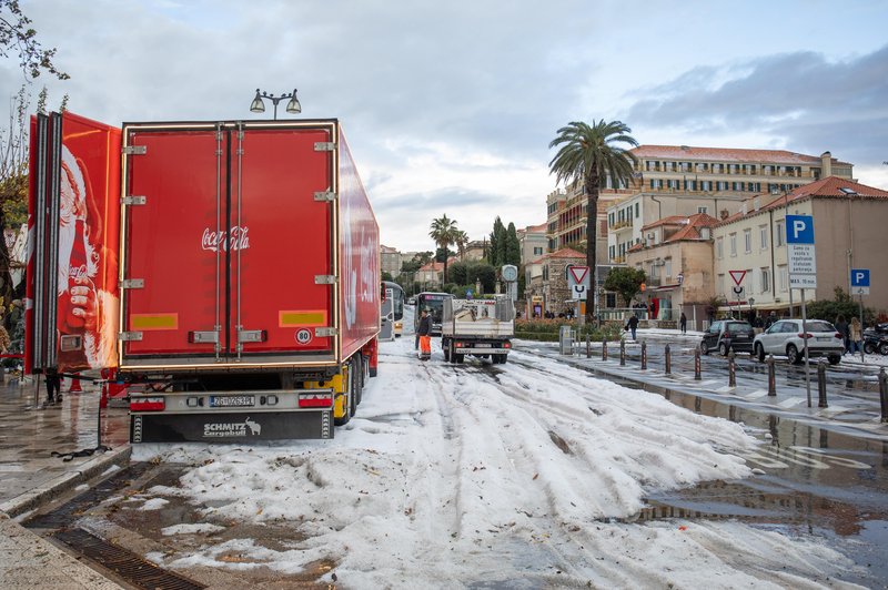 Neurje prineslo sneg v mesto, kjer tega sploh niso pričakovali: ulice starega mestnega jedra postale drsališče (FOTO) (foto: BOBO/Grgo Jelavic/PIXSELL)