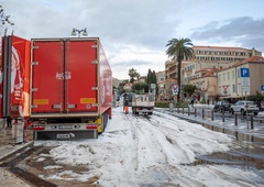 Neurje prineslo sneg v mesto, kjer tega sploh niso pričakovali: ulice starega mestnega jedra postale drsališče (FOTO)