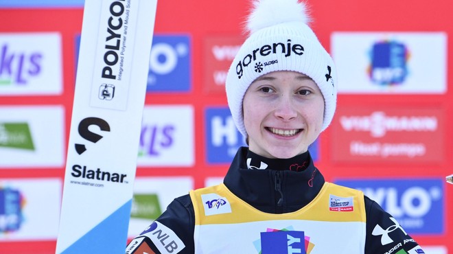 Izjemen dan! Nika Prevc na stopničkah tekme svetovnega pokala (foto: Žiga Živulovič jr./Bobo)