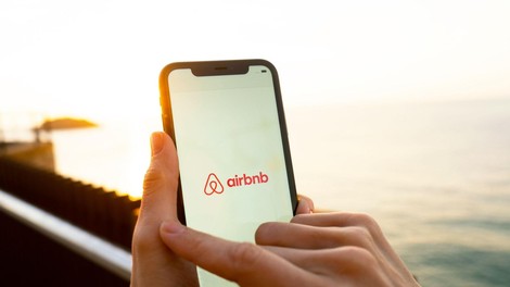 Airbnb vam poskuša z umetno inteligenco pokvariti načrte za novoletno zabavo