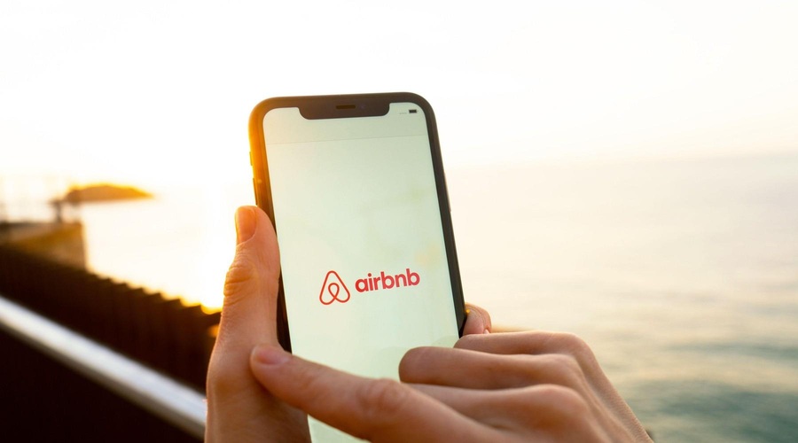 Airbnb vam poskuša z umetno inteligenco pokvariti načrte za novoletno zabavo (foto: Profimedia)