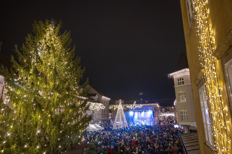 Kranj prazniki okrasitev lučke