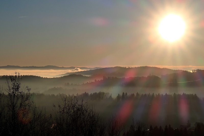 Mirno vreme pred spremembo: sonce, megla in dež, ki trka na vrata (foto: BOBO)