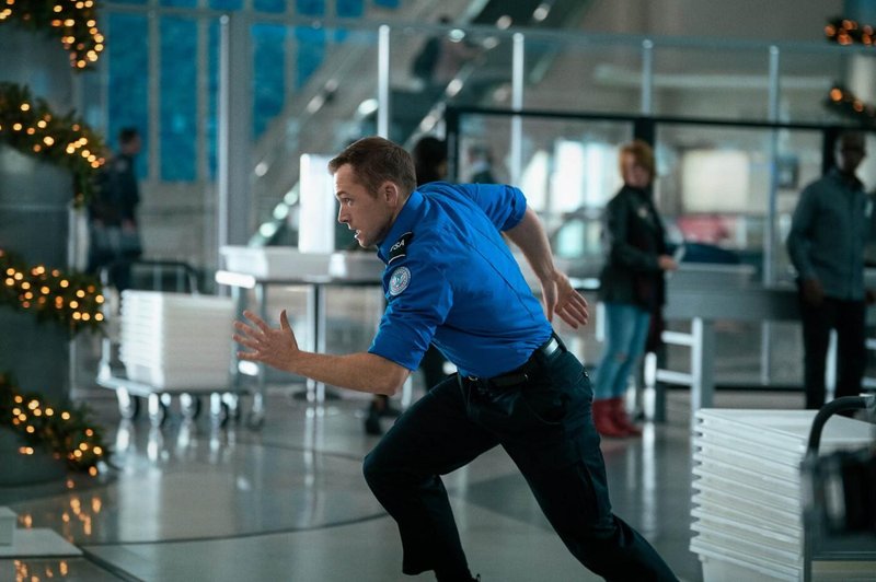 Pozorni gledalci opazili smešno napako v novi Netflixovi božični akciji Carry-On (foto: Profimedia)