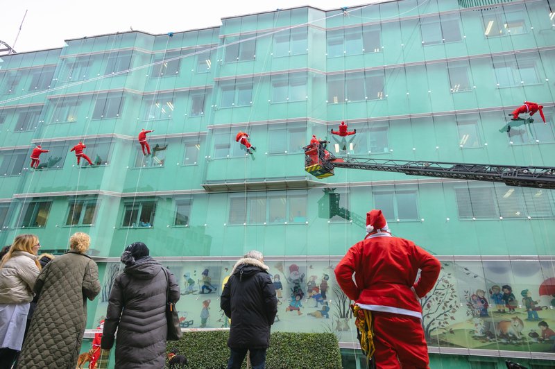 Božički s spustom razveselili otroke, prinesli so tudi terapevtske pse (FOTO) (foto: Hitradio Center)