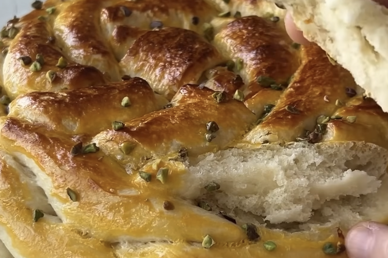 Recept za sto let star božični kruh, ki je obnorel internet: enostavna priprava, vrhunski okus (foto: Youtube/A Cooking Book)