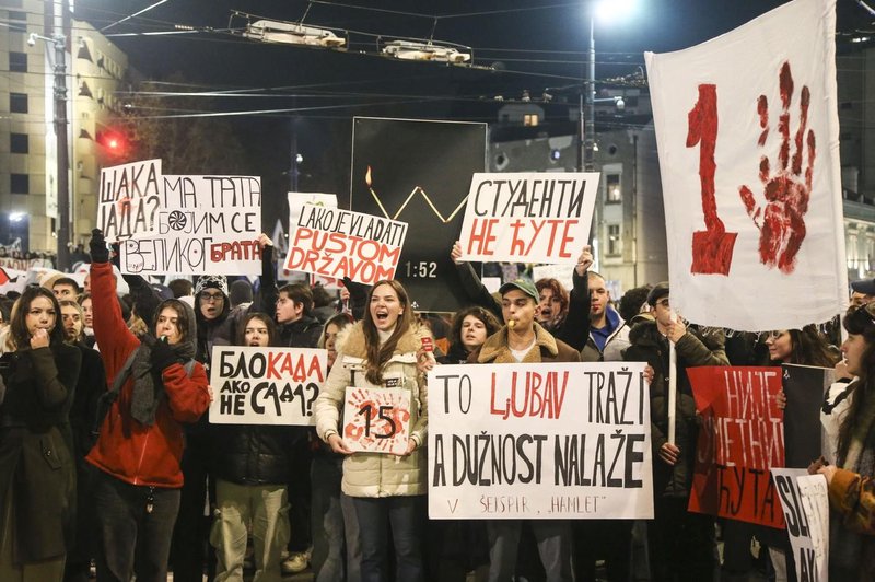 Neverjetni prizori iz Beograda: nepregledne množice protestnikov okupirale trg (VIDEO) (foto: Profimedia)