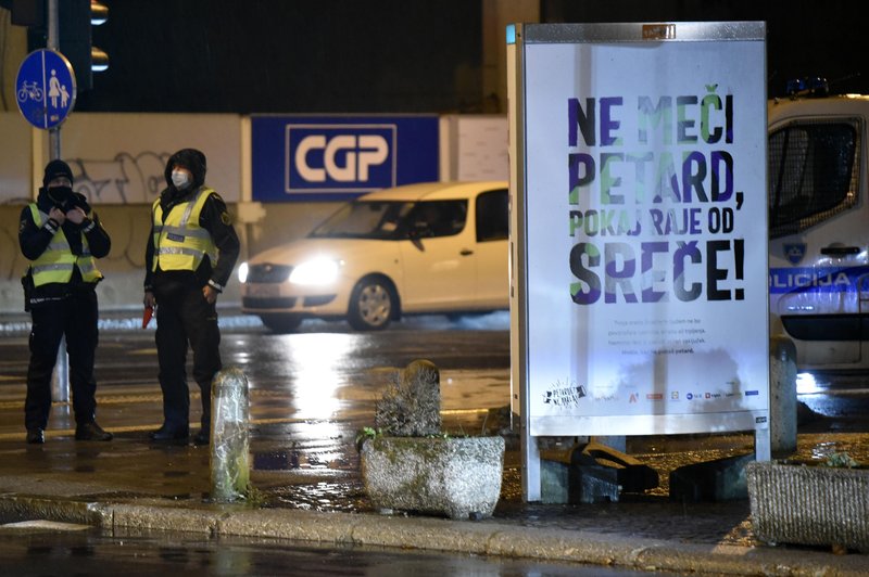 Kaj storiti, če mularija pod vašim oknom ne preneha z uporabo petard? Policija svetuje (in razkriva, kolikšna je globa za te kršitve) (foto: Žiga Živulovič jr./Bobo)