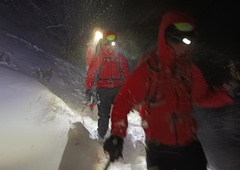 Kar 30 reševalcev trenutno tvega svoje življenje, da bi rešilo dva tuja planinca, ujeta v naših gorah (FOTO)