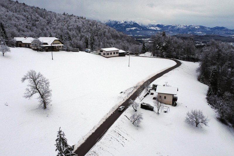 Sneg smo dočakali, zima je tu! Prihajata še severnik in burja, ki bosta poskrbela za mrzle dni (foto: BOBO/Žiga Živulović jr.)