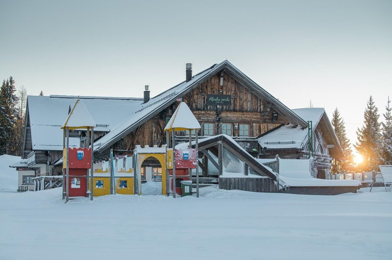 Zimska pravljica v Cerknem: po celoviti večmilijonski obnovi se smučarska sezona začenja (foto: Facebook)