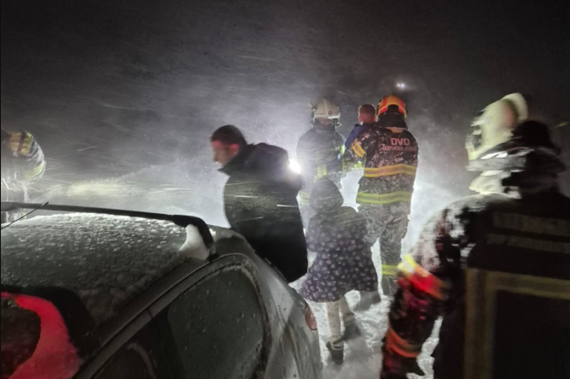 Požrtvovalni gasilci iz snežnega meteža rešili 48 ljudi, ki so ostali ujeti v vozilih (FOTO&VIDEO) (foto: Jvp Plitvička jezera/Facebook)