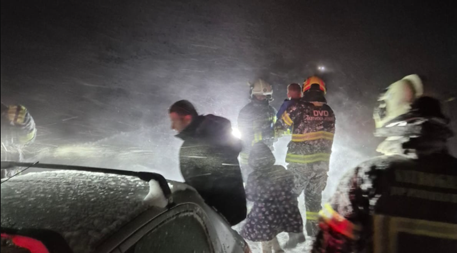 Požrtvovalni gasilci iz snežnega meteža rešili 48 ljudi, ki so ostali ujeti v vozilih (FOTO&VIDEO) (foto: Jvp Plitvička jezera/Facebook)