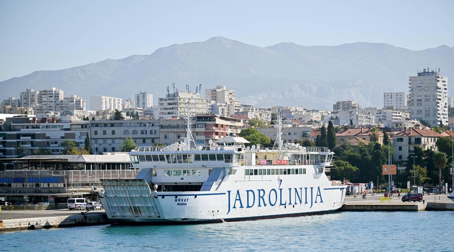 Jadrolinija znova v težavah: na poti proti Hvaru se je pokvaril trajekt (ne boste verjeli, zakaj!) (foto: Profimedia)