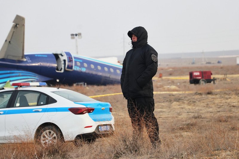 Znano je več informacij o strmoglavljenju letala: 38 potnikov mrtvih, krivec pa naj bi bila ... (foto: Profimedia)