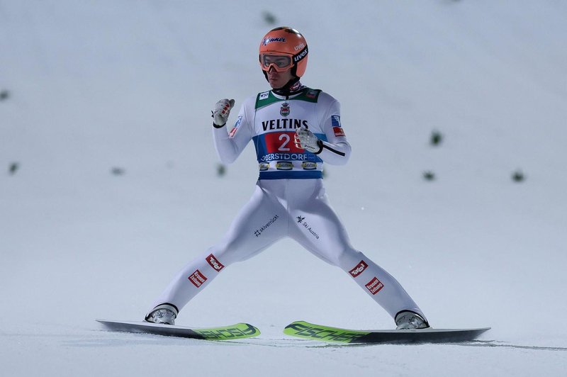 V Oberstdorfu najboljši Stefan Kraft, slovenski orli v ozadju (foto: Profimedia)