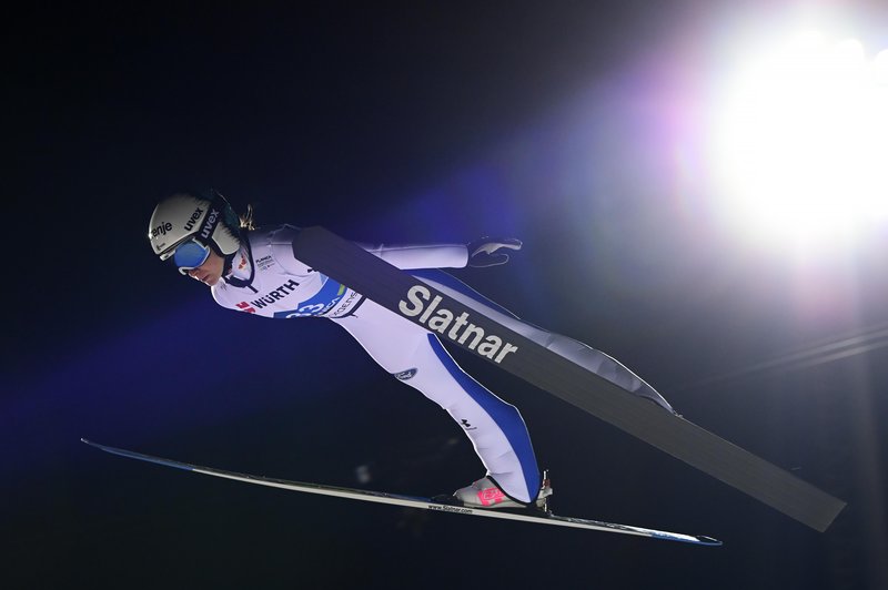 Slovenki Prevc in Klinec na prvi tekmi turneje dveh večerov v Garmisch-Partenkirchnu (foto: ŽIGA ŽIVULOVIČ/BOBO)