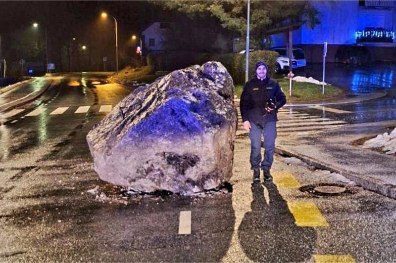 Vozniki niso mogli verjeti svojim očem: na cesto zgrmela skala, velika kot avto (FOTO) (foto: Facebook/Policijska uprava Kranj)