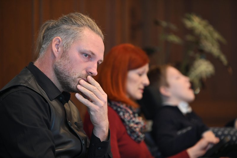 Sodišče z vmesno sodbo pritrdilo družini bolnega fantka: kirurg je ravnal nestrokovno, pri zdravljenju je bilo storjenih več napak (foto: BoBo)