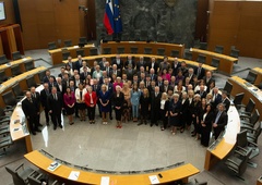 Veljati je začela novela zakona, ki je zaostrila odnose v državnem zboru