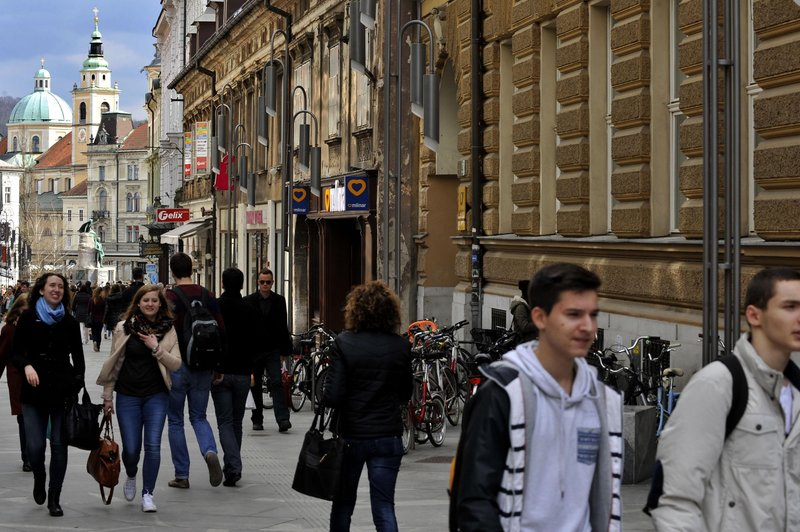 "Sem zgrešil kakšno tekmovanje v buljenju?" Turist presenečen nad nenavadnim početjem Ljubljančanov (foto: Žiga Živulovič jr./Bobo)