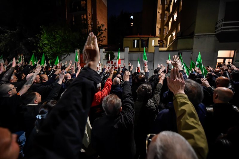 Pretresljivi prizori: več kot tisoč ljudi pri naših sosedih dvignilo desnico v fašistični pozdrav (foto: Profimedia)