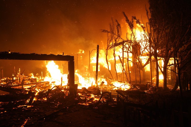 Nočne more še zdaleč ni konec: v požarih v Kaliforniji umrli dve osebi, na stotine objektov popolnoma uničenih (foto: Profimedia)